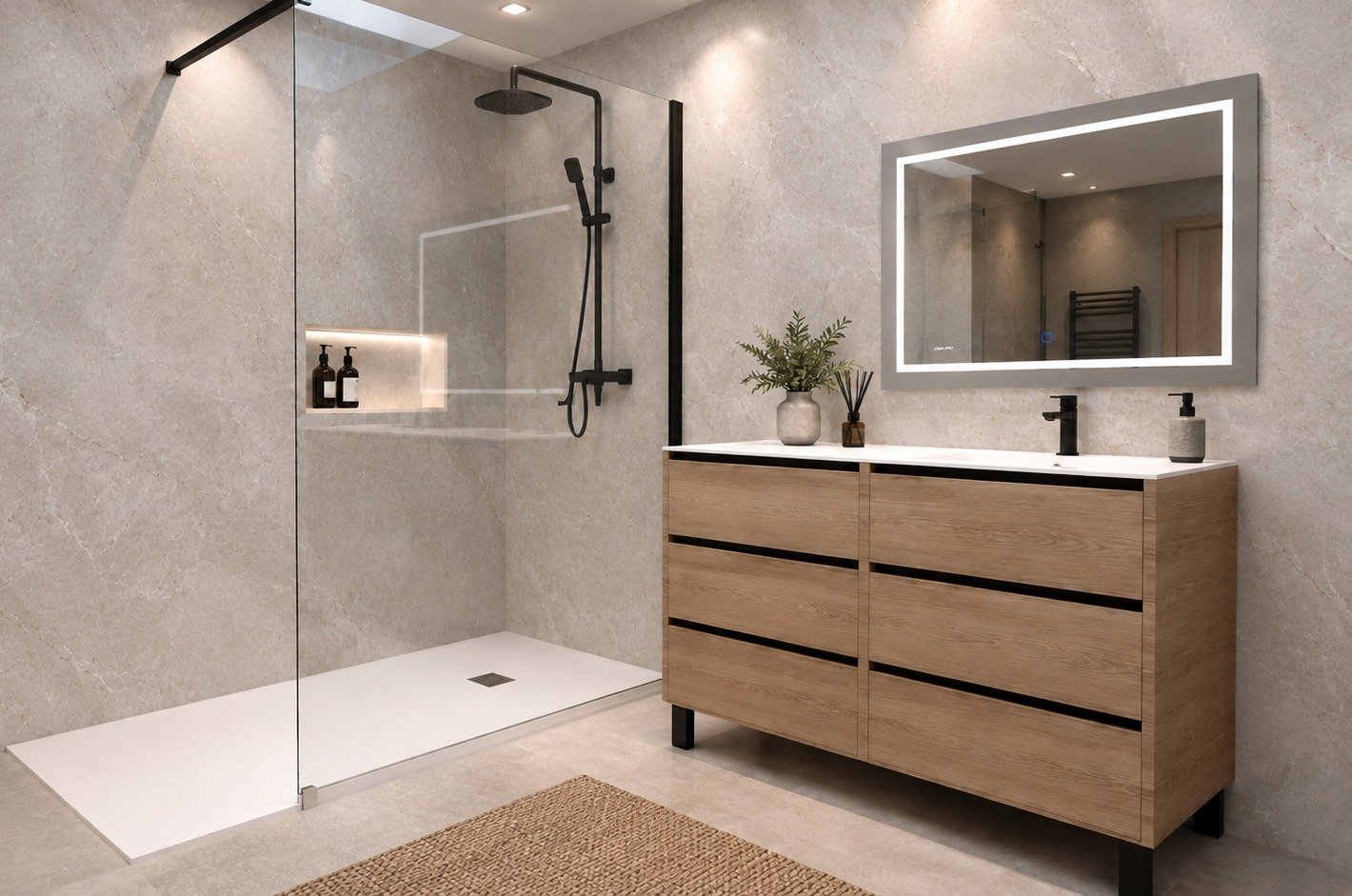 Baño moderno con mueble efecto madera, espejo rectangular iluminado, plato de ducha blanco, mampara transparente, grifería negra y hornacina con iluminación